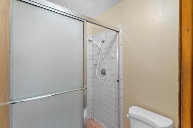 Building Photo - 5400 Dee Dr NE