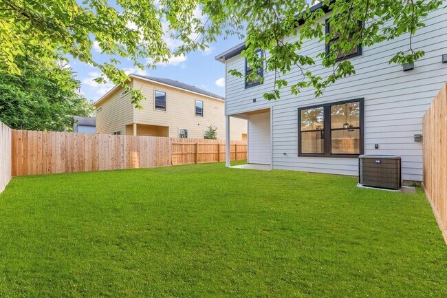 Building Photo - 518 Clinton St