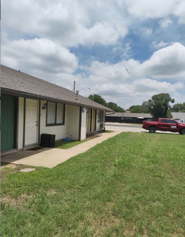 Building Photo - 2609 Ektom Dr
