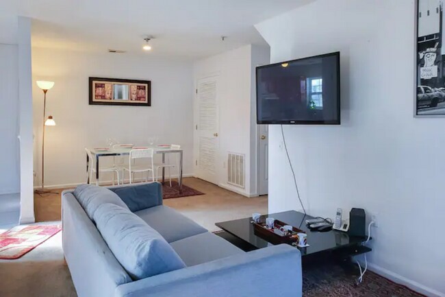 Building Photo - 889 Green St