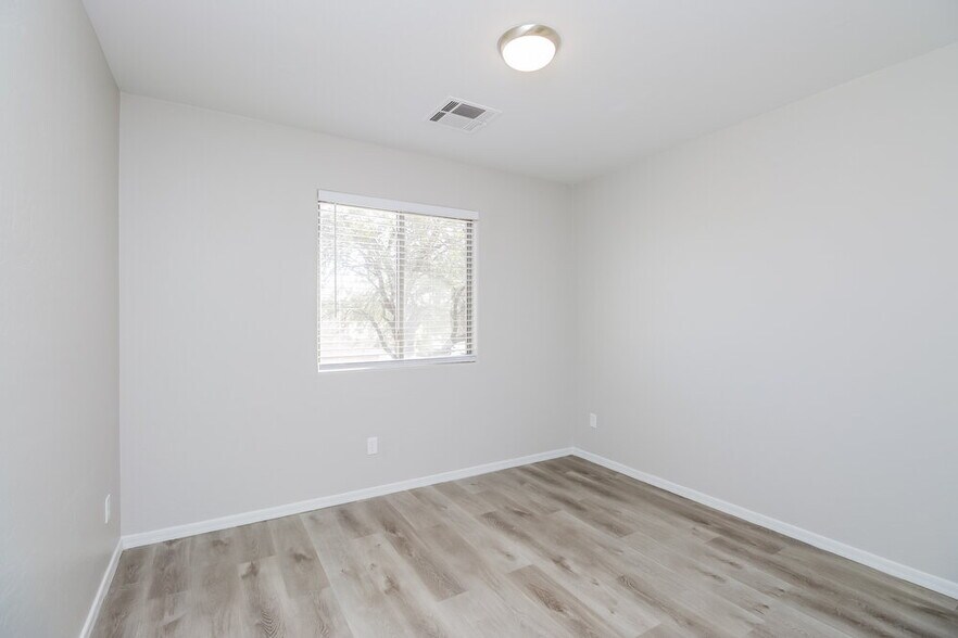 Building Photo - 41386 N Cambria Dr