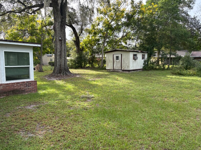 Building Photo - 240 W Gardenia Dr