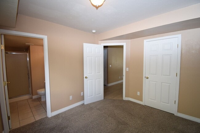 Building Photo - Amazing 3 Bedroom 2.5 Bathroom in SLC!!!