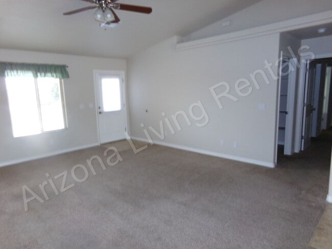 Building Photo - SUPER CLEAN 4 BEDROOM HOME