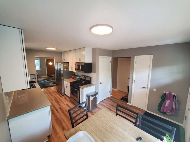 Building Photo - 4 bed 2 bath Comfortable and spacious single-family house, in NE Minneapolis