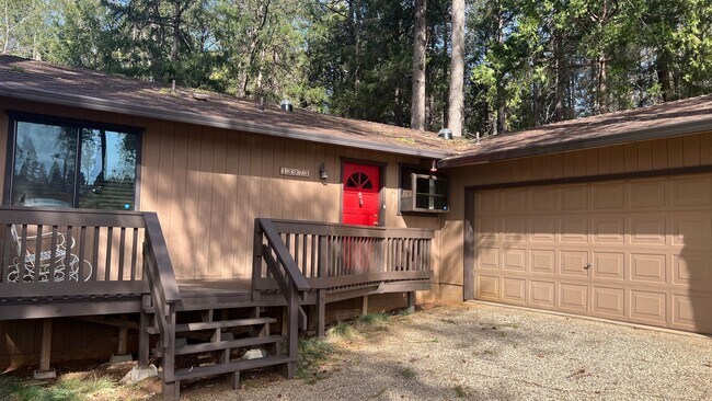 Building Photo - Two Bedroom Two bath home with attached Ga...