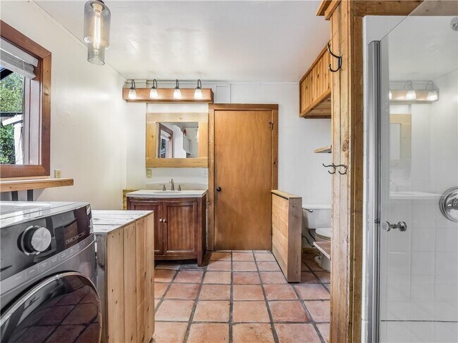 Building Photo - 515 Wimberley Oaks Dr