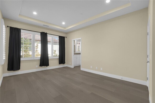 Building Photo - 64 Bianco