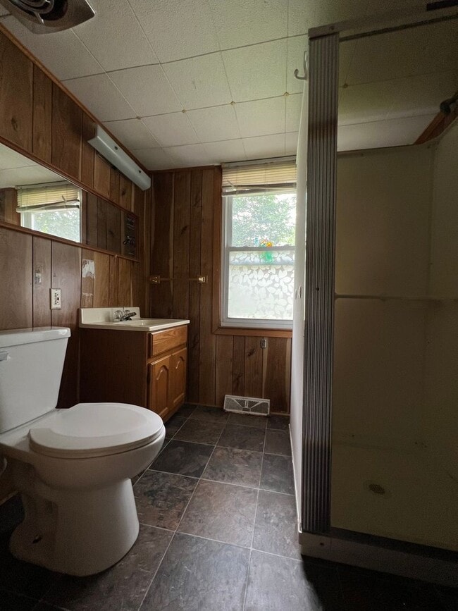 Building Photo - Three Bedroom,  2 Bathroom Apartment near ...