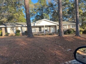 Building Photo - Large 4 bedroom 2 bath house in quiet neig...
