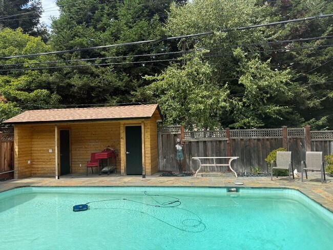 Building Photo - 1508 Davis Dr