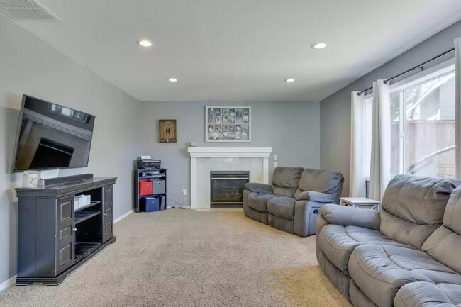 Building Photo - Lovely 3 bedroom Home in Pioneer Place!