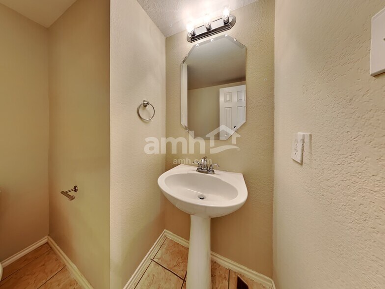 Building Photo - 2108 Carlotta Dr
