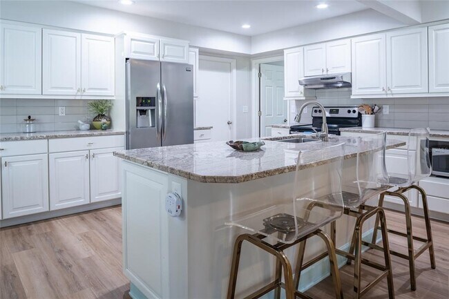 Building Photo - 5005 Canterbury Dr