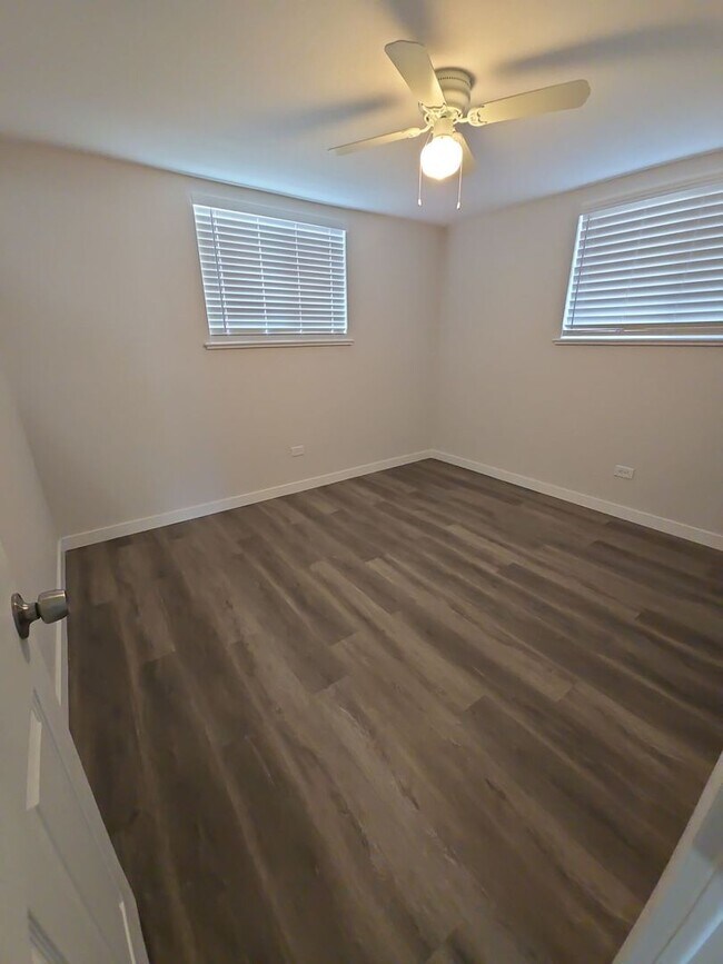 Building Photo - 2 Bed Garden Level Unit Available in Lakewood