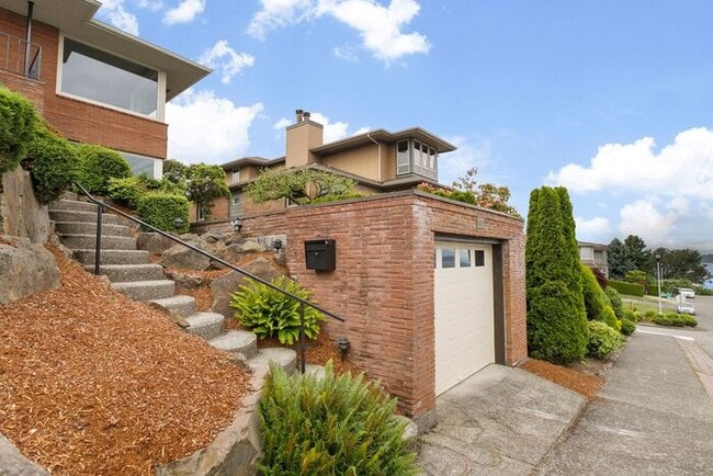 Building Photo - Gorgeous West Seattle Mid-Century Modern w...