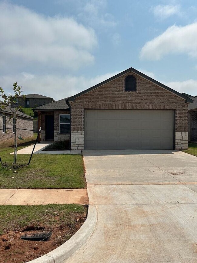 Building Photo - Make This Beautiful 3-Bedroom, 2-Bath Home with a Beautifully Landscaped Yard Your Own!