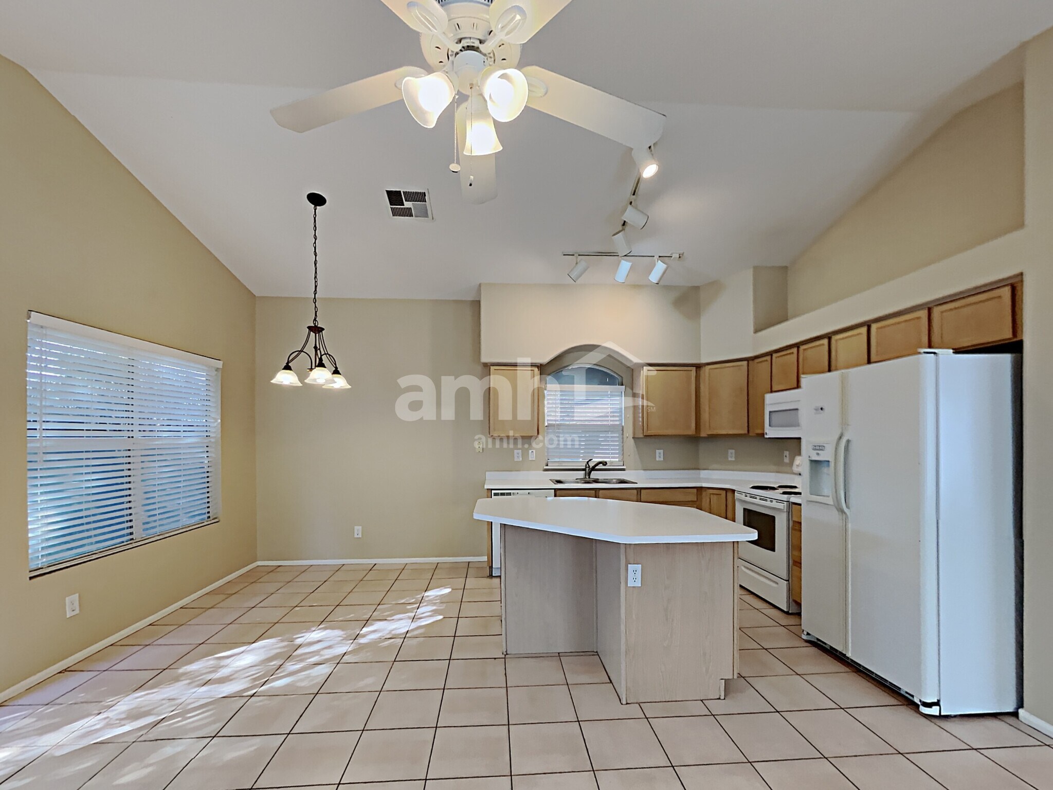 Building Photo - 15681 W Magnolia St