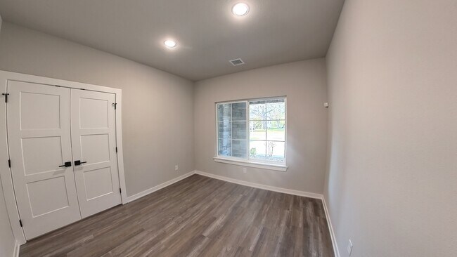 Building Photo - 507 W Fort Worth St