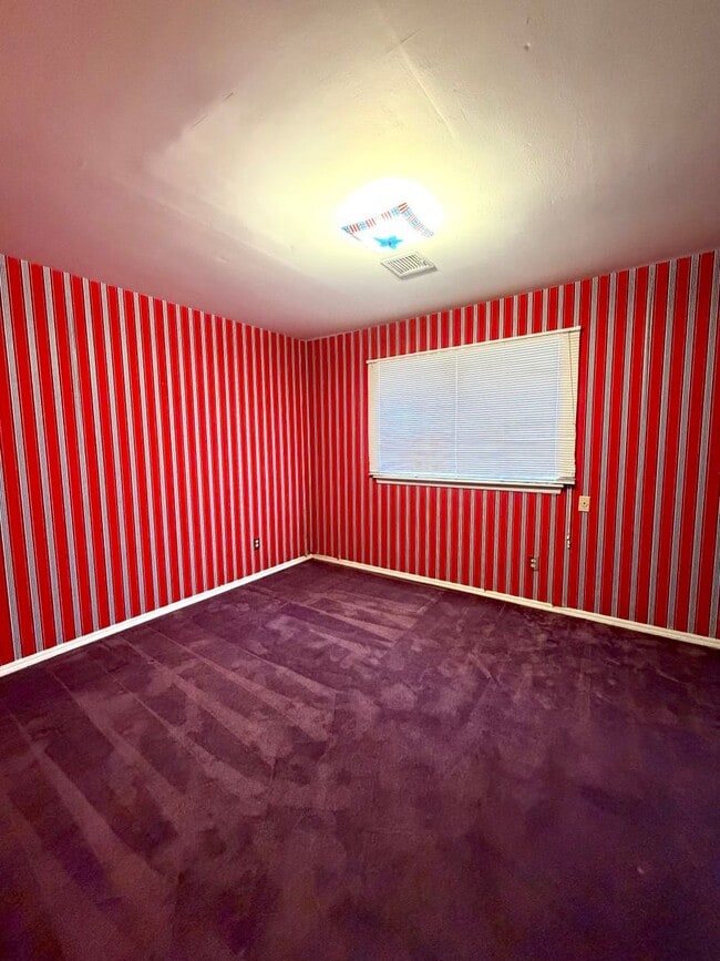 Building Photo - Impressive 5 Bedrooms & 3 full Bathroom Home