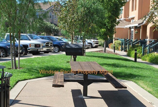 Building Photo - Sharp & Contemporary Townhouse in Beautiful Danville!