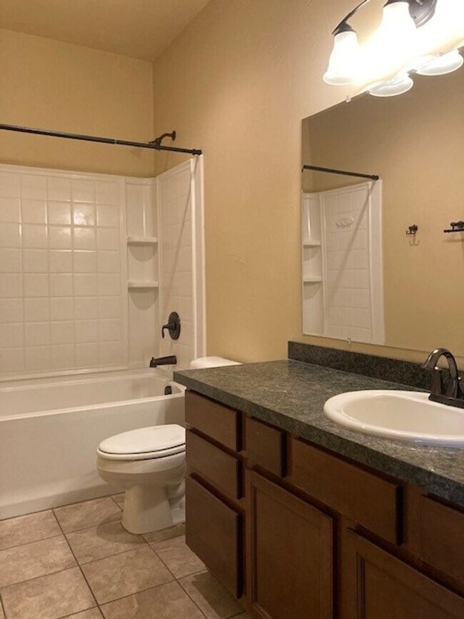 Building Photo - Charming 3 Bedroom 2.5 Bathroom Home