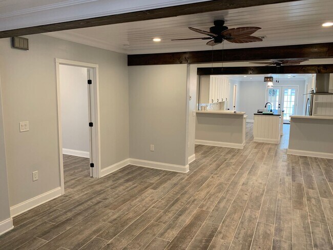 Building Photo - Beautifully renovated home!