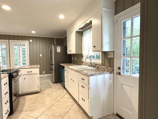 Building Photo - 2530 Mirror Lake Dr