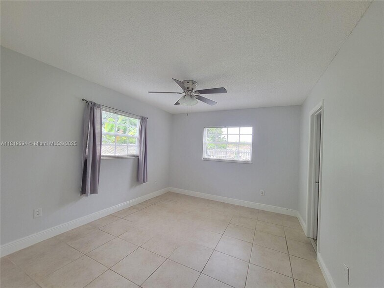 Building Photo - 1814 Oakmount Dr