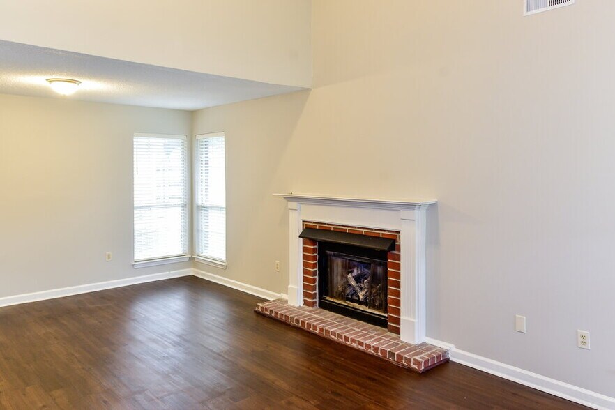 Building Photo - 5885 Southridge Dr