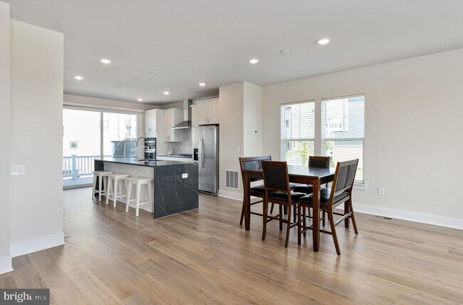 Building Photo - 1747 Riverbluff Ave