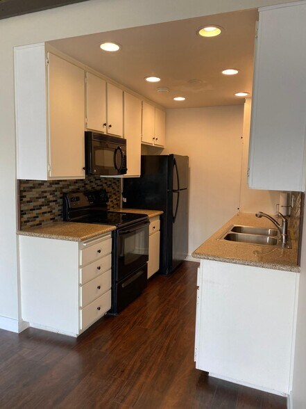 Building Photo - 5460 White Oak Ave
