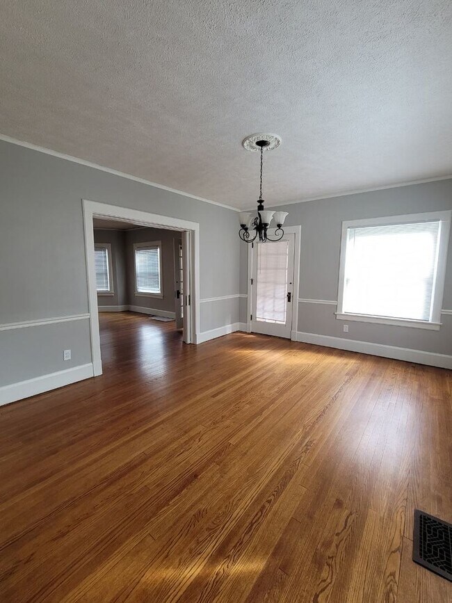 Building Photo - Beautiful 4 bedroom 2.5 house