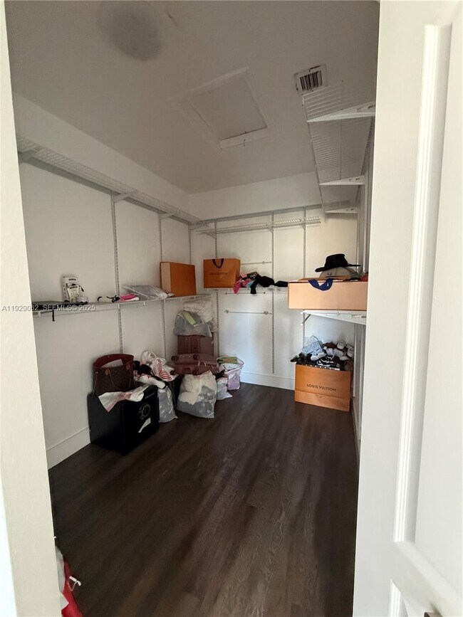 Building Photo - 956 SW 148th Pl