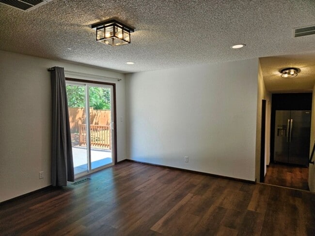 Building Photo - 3Bd/2Ba Single Story Home-For Viewing!