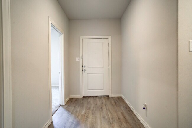 Building Photo - Modern townhome in South Lubbock