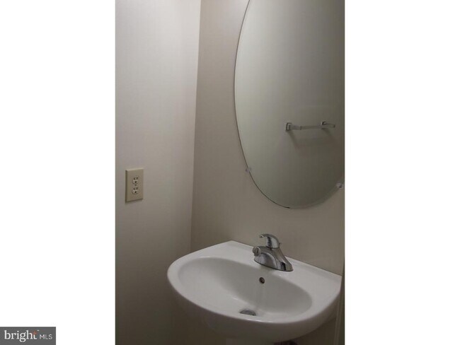 Building Photo - 108 Fairway Dr