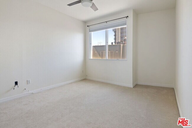 Building Photo - 171 N Church Ln