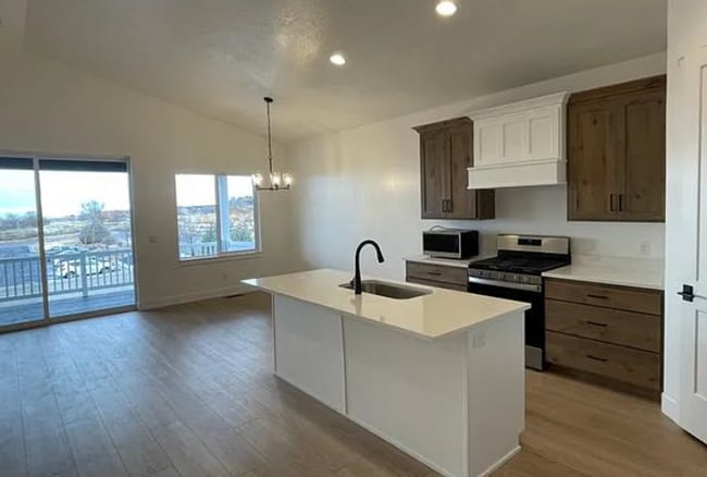 Building Photo - 5 Bedroom/2.5 Bathroom unit in Layton
