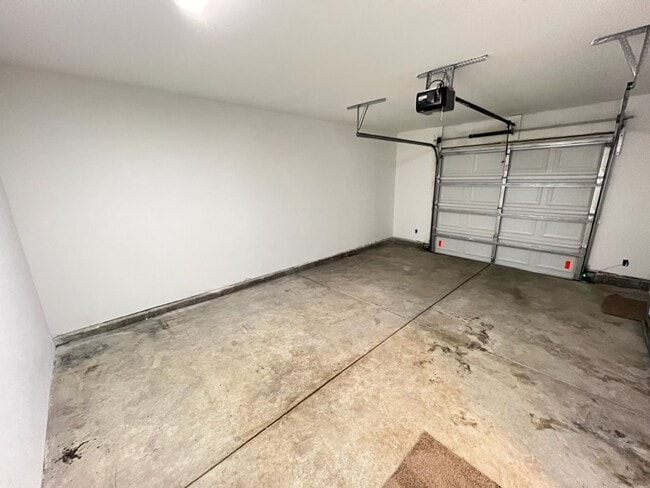 Building Photo - Beautiful Townhouse w/ 1st Floor Bedroom