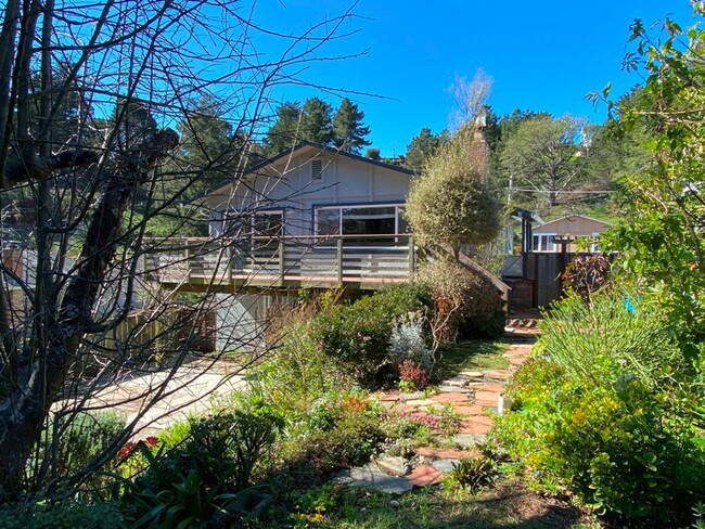 Building Photo - Nestled in Sun Valley Linda Mar 3/2 Home f...