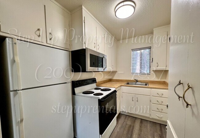 Building Photo - 2 Bedroom 1 Bath Duplex In Sierra Village ...