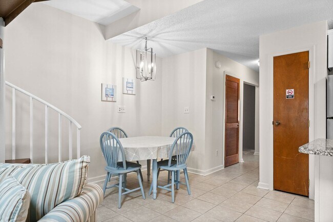 Building Photo - Long Term Furnished Top Floor Condo - 2 bed/2bath with Community Pool