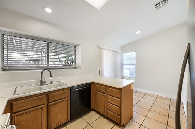 Building Photo - 2709 Camphor Tree St