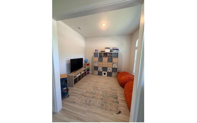 Building Photo - 297 SW Silverpalm Dr