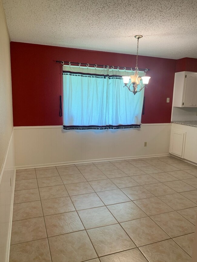 Building Photo - Cozy and Quaint 2 bedroom 2 bath with bonu...