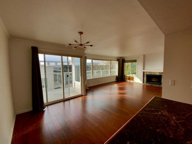 Building Photo - Lower Queen Anne 2BR Condo