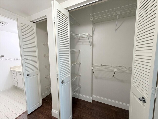 Building Photo - 919 Hillcrest Dr