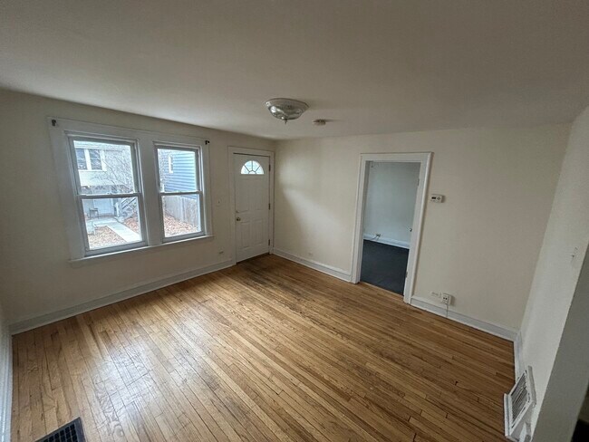Building Photo - 4843 N Oakley Ave