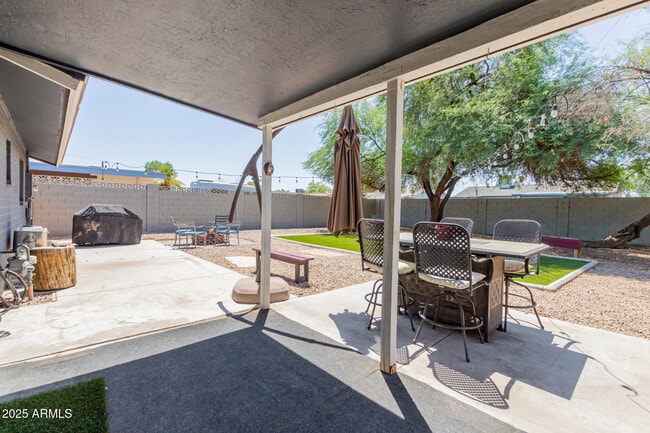 Building Photo - 1261 W La Jolla Dr